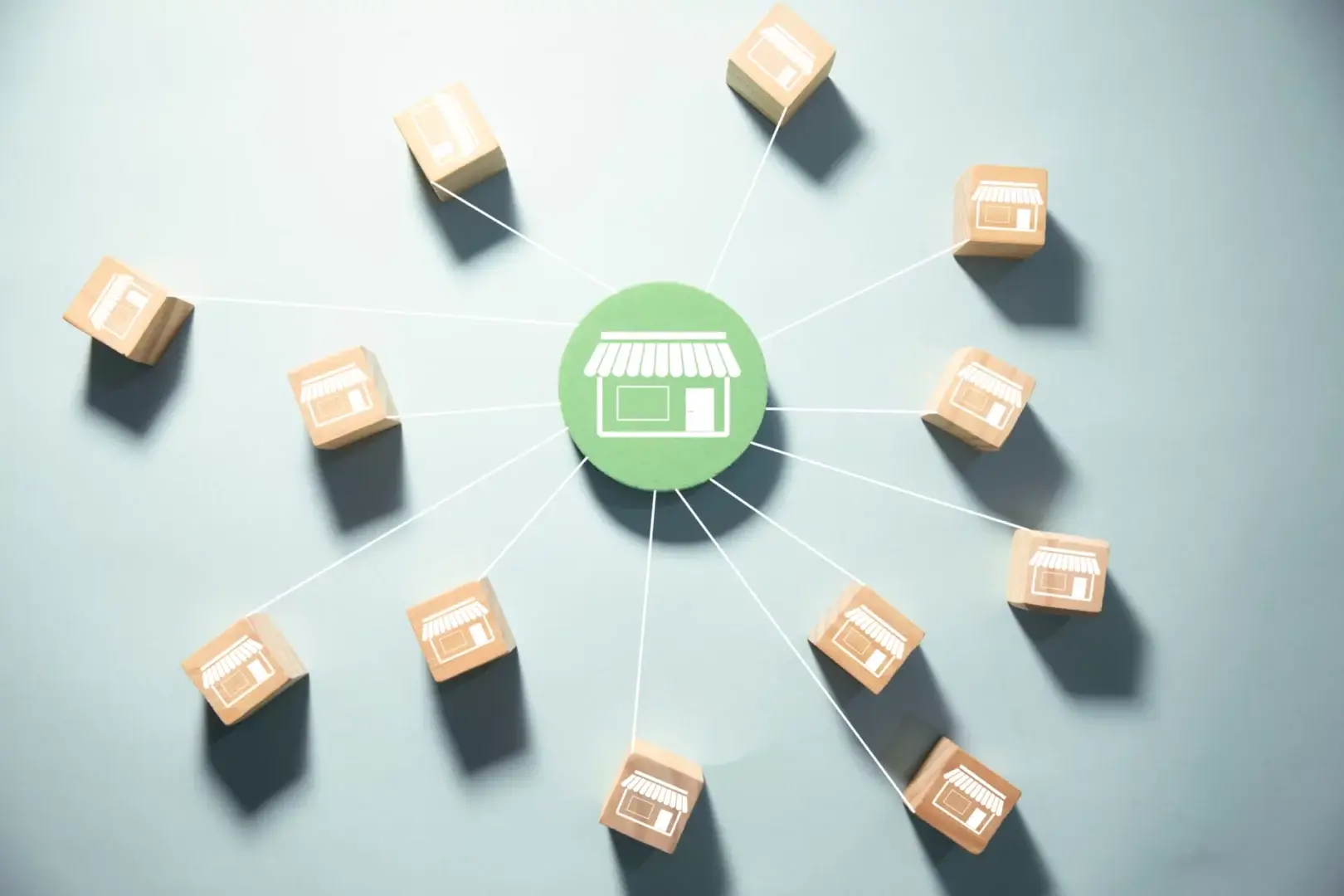 Illustration d’un réseau de franchises avec une tête centrale reliée à plusieurs points de vente – communication sonore unifiée