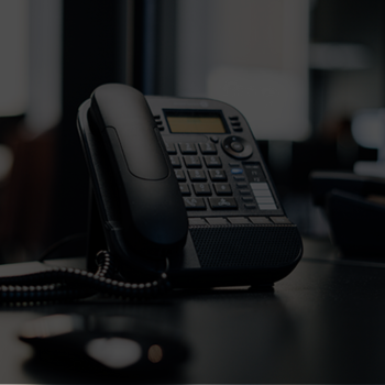 Main ajustant un téléphone, symbolisant la planification de la diffusion des messages.