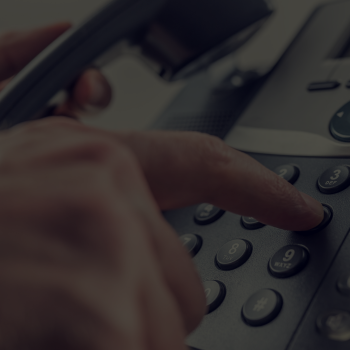 Main utilisant un clavier téléphonique, illustrant la segmentation des messages dans le médiaplanning.