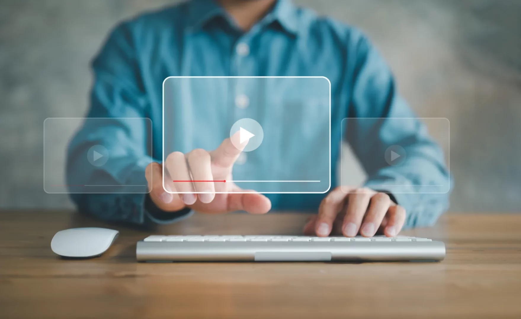 Personne utilisant un écran tactile pour accéder à des informations sur la SACEM