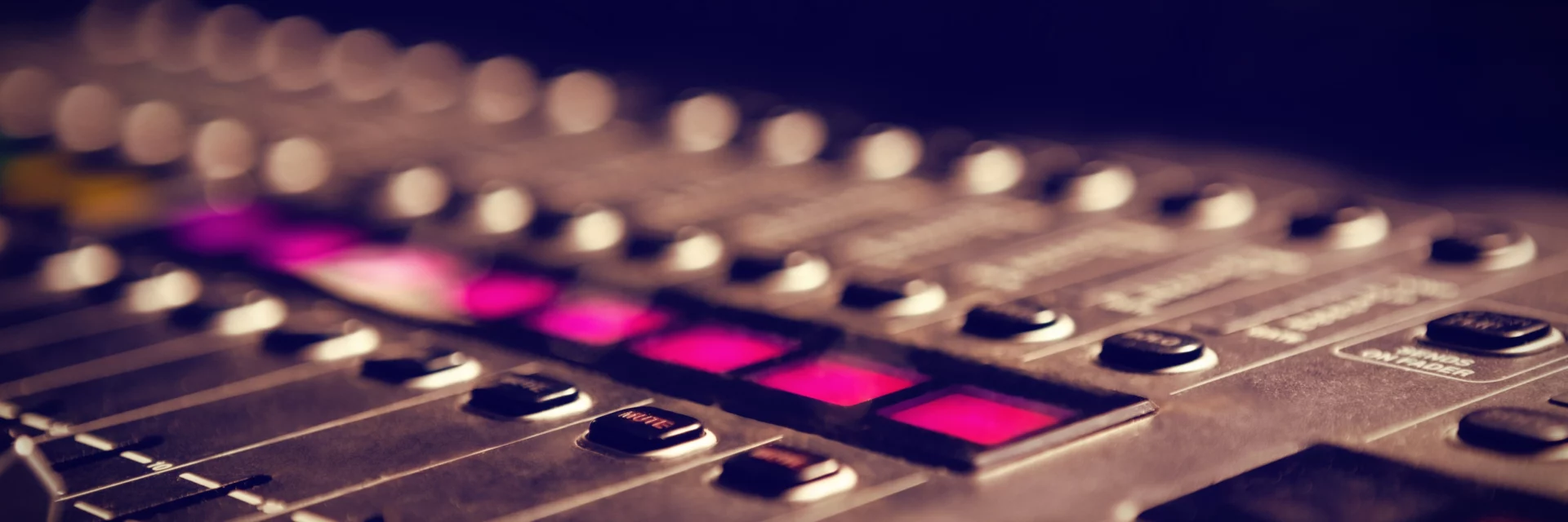 Microphone de studio utilisé pour la production de podcasts de haute qualité.