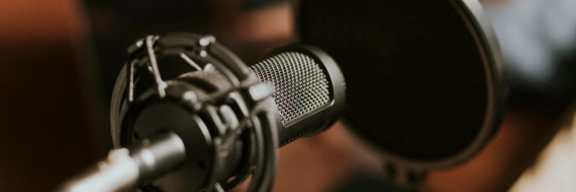 Gros plan d'un microphone utilisé pour la production sonore professionnelle