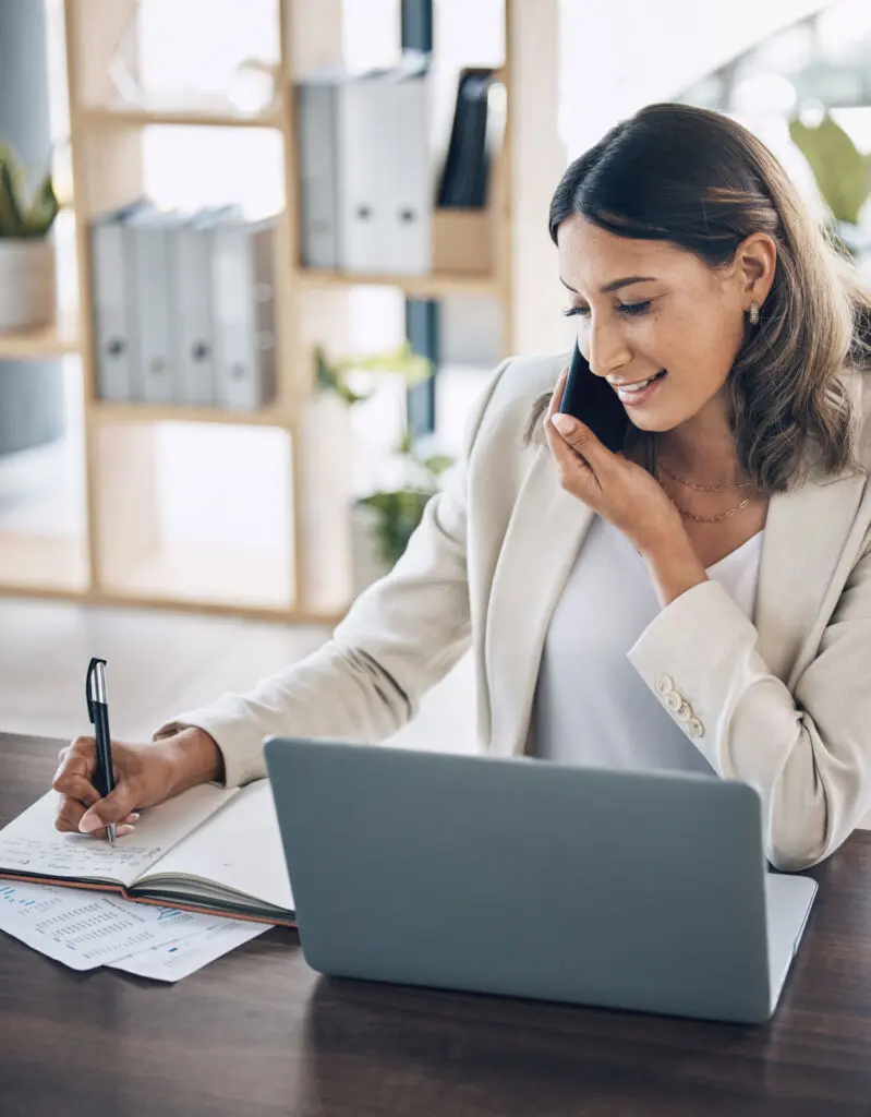 Consultante au téléphone offrant des conseils sur la SACEM et la SCPA