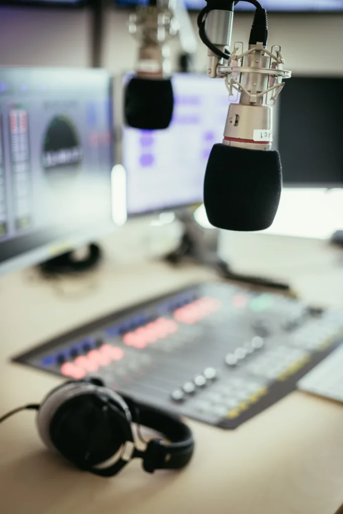 Personne écoutant attentivement la radio, représentant l'engagement du public grâce aux spots radio.