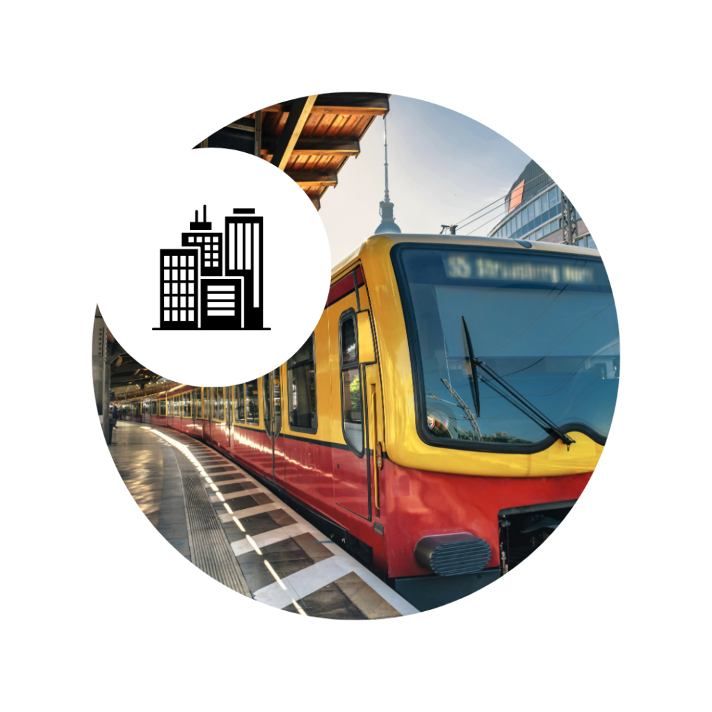Train à quai dans une gare avec des bâtiments en arrière-plan, représentant une métaphore de la mobilité et de l'innovation sonore urbaine.