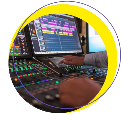 Ingénieur du son travaillant sur une console de mixage avec un écran affichant une interface de production audio.