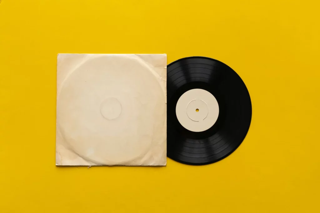 Vinyle rétro noir et sa pochette, symbolisant les origines de l’identité sonore