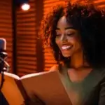 Voix-off professionnelle lisant un script dans un studio acoustique