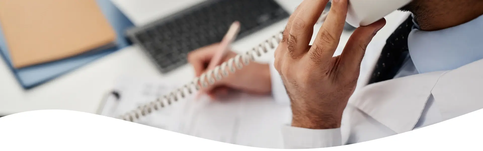 Accueil téléphonique médical – Médecin décrochant un appel