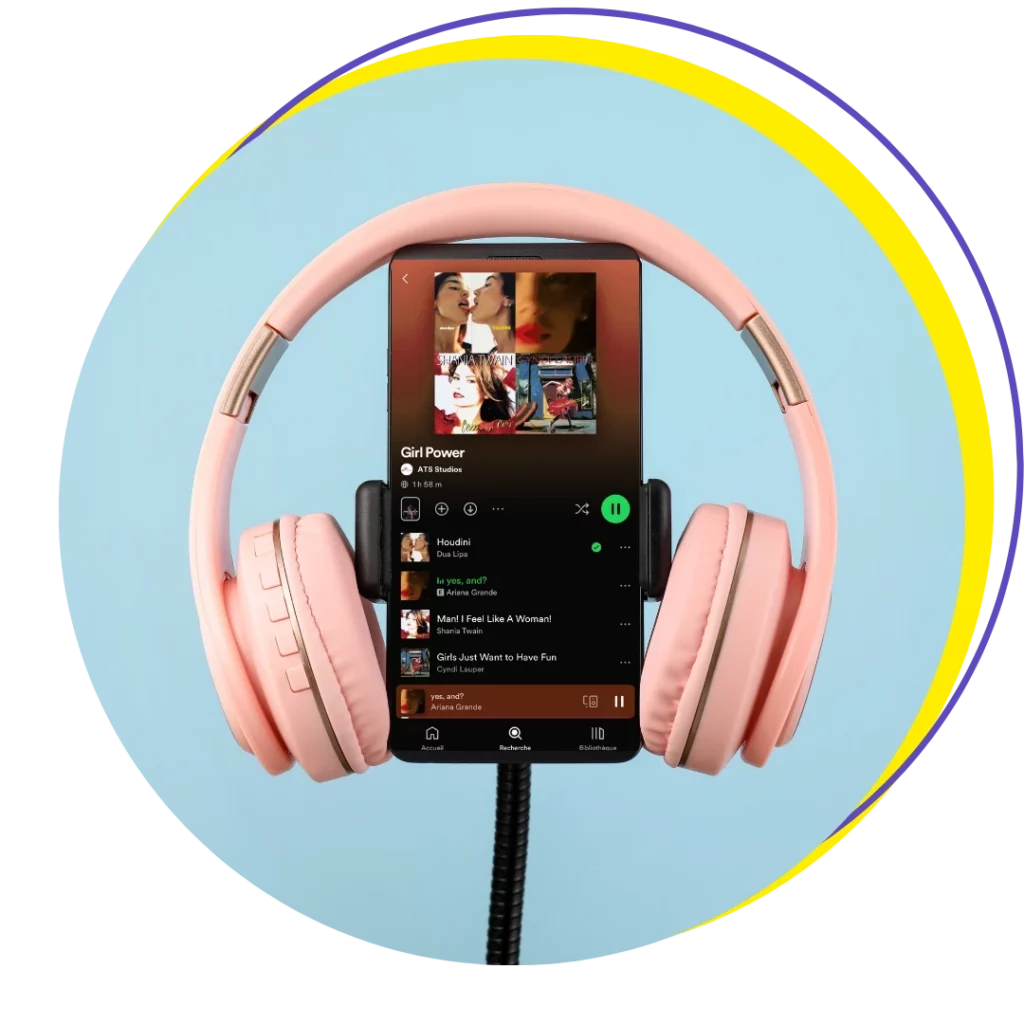 Application musicale affichant une playlist thématique sur un smartphone entouré d’un casque audio