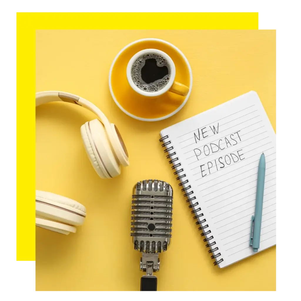 Carnet avec texte “new podcast épisode”, casque et micro