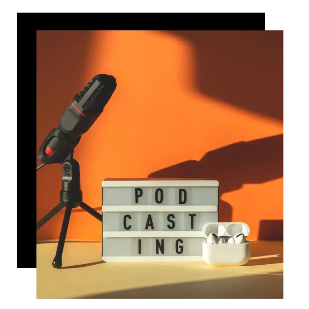 Micro sur pied, panneau “PODCASTING” et écouteurs sans fil