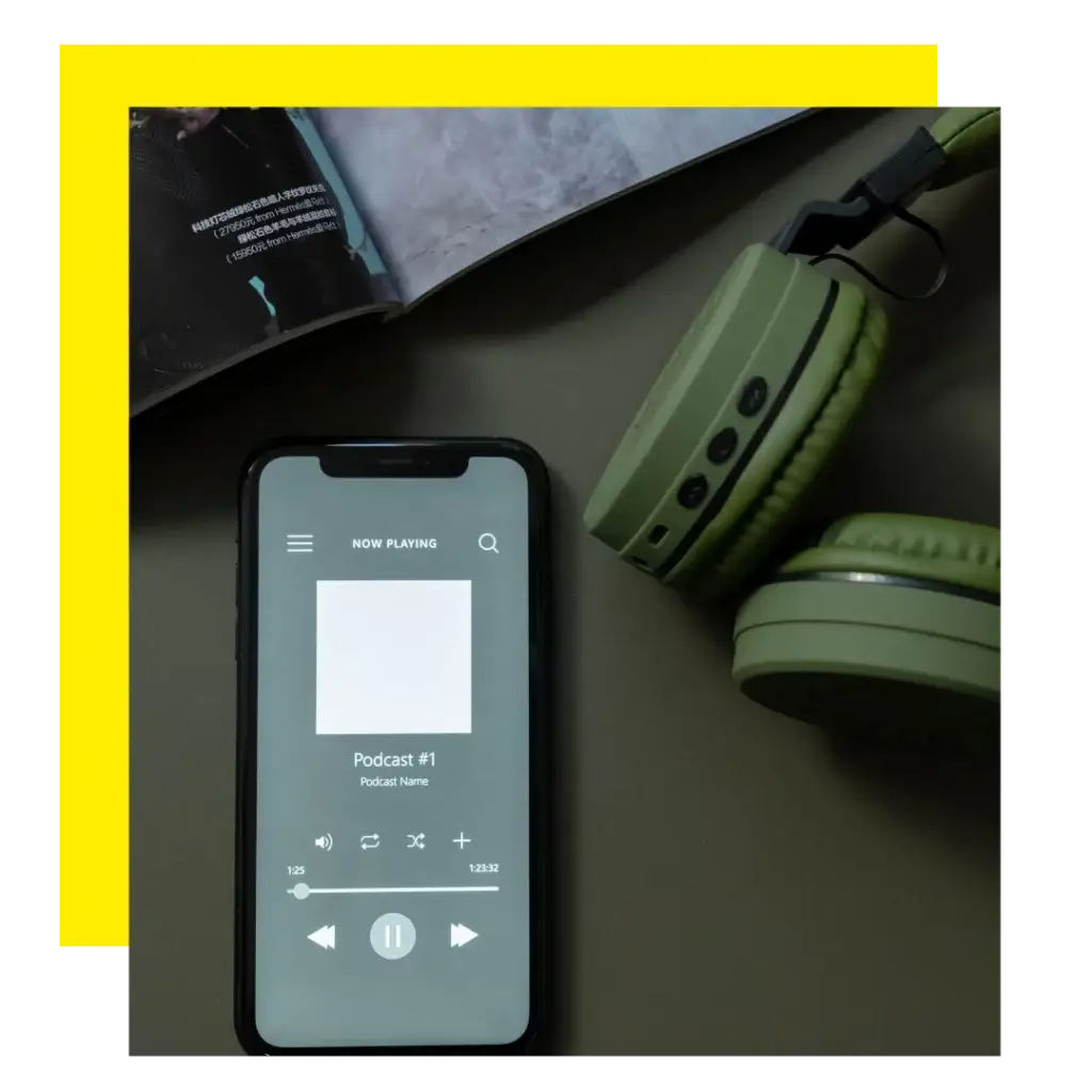 Smartphone affichant un lecteur de podcast avec casque audio