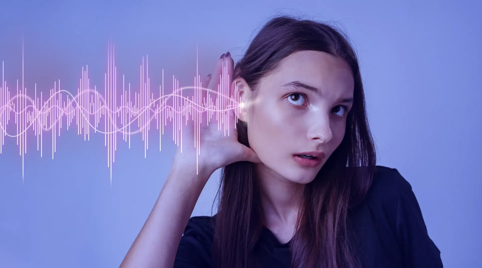 Femme attentive à une onde sonore numérique illustrant une technologie d'innovation en communication sonore